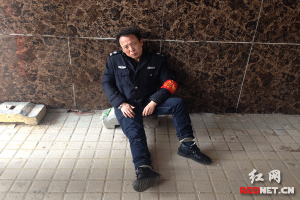 幼儿园门口保安与家长发生冲突 家长头上缝三针