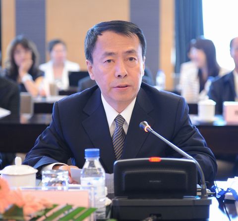 接受王化文因身体健康原因辞去吉林省副省长职务的请求