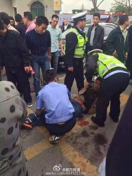 河南一司机因别车起纠纷 在市政府门口连捅人9刀