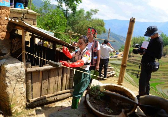 66岁牛群加盟真人秀变"村长" 首期与同场嘉宾产生摩擦