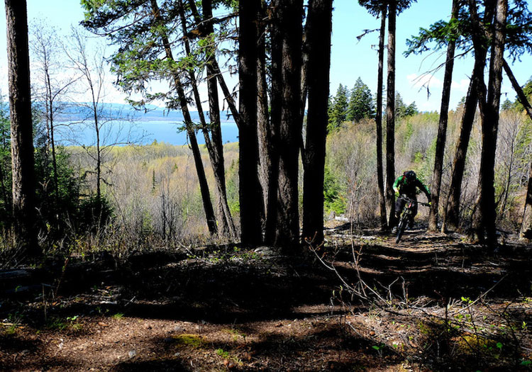 山野探路:围着营火看日落
