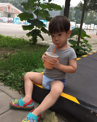 嗯哼穿小裤裤坐路边喝饮料杜江:美不美看大腿