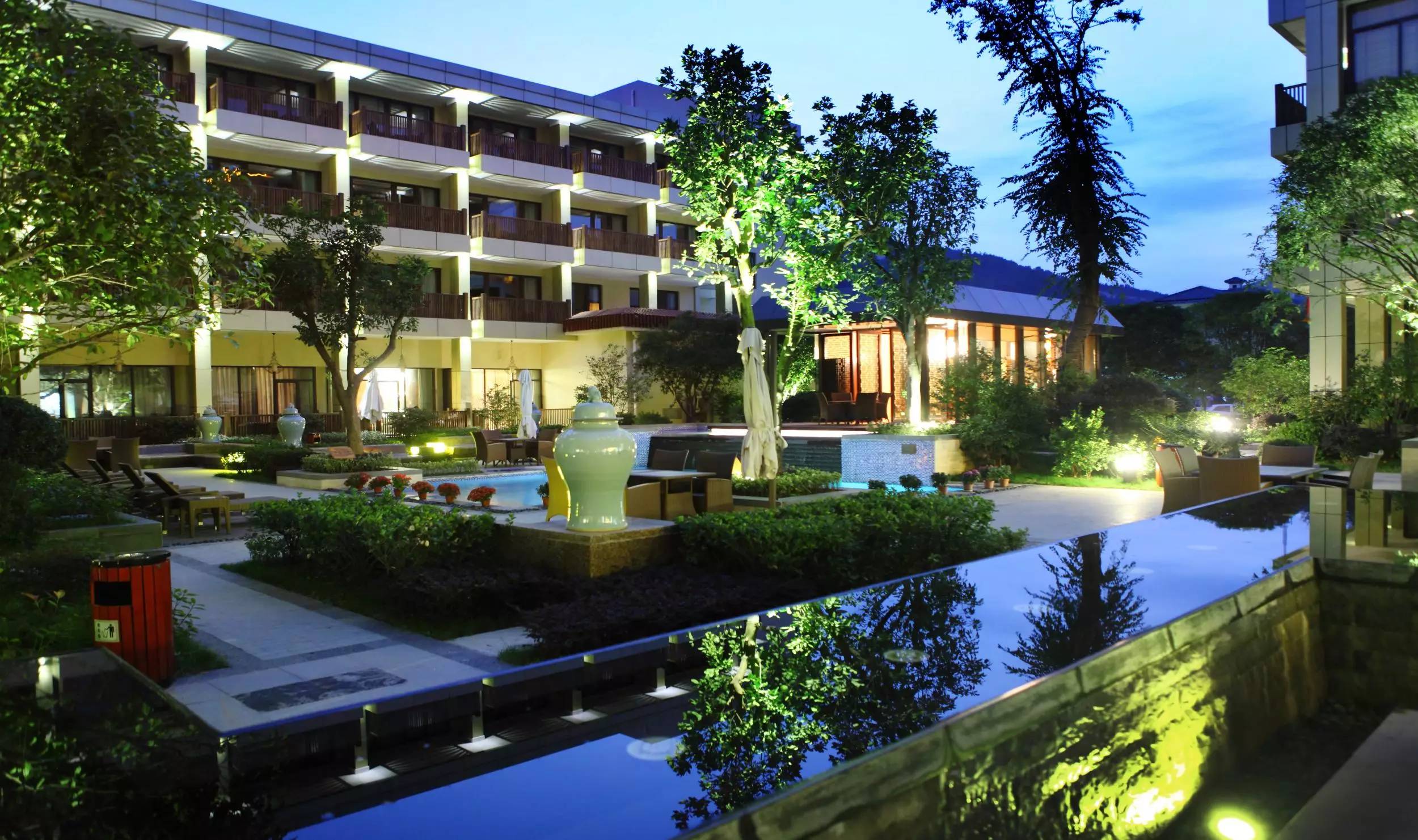 近329国道 杭州湾 这是慈溪唯一一家五星级园林式酒店,中庭是个偌大的