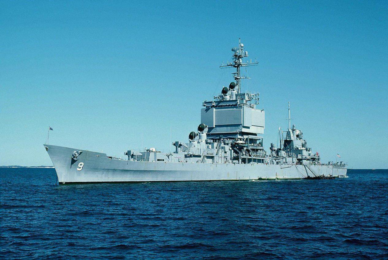 海军对055舰要求的,大概也只有美国"长滩"号核动力巡洋舰了(如果把它
