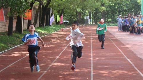 8岁小学生被老师罚跑步蹲马步 引发滑膜炎住院