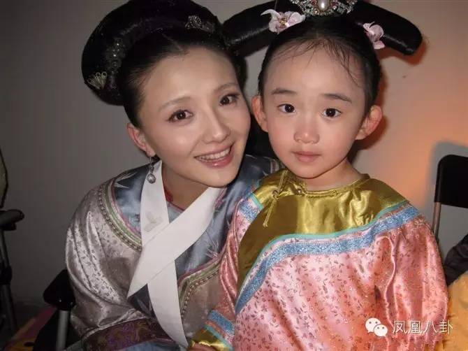 "甄嬛女儿"11岁了!读国际名校 奖状多到好几摞