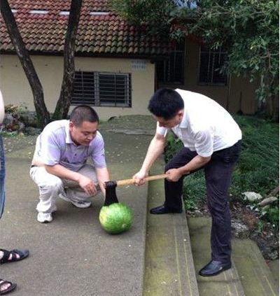 白斧头进去，红斧头出来