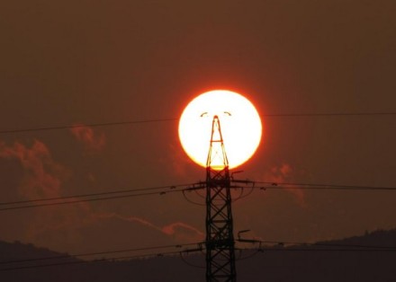 不要天天板着个脸，你看连太阳公公都觉得自己萌萌哒(′Д｀)