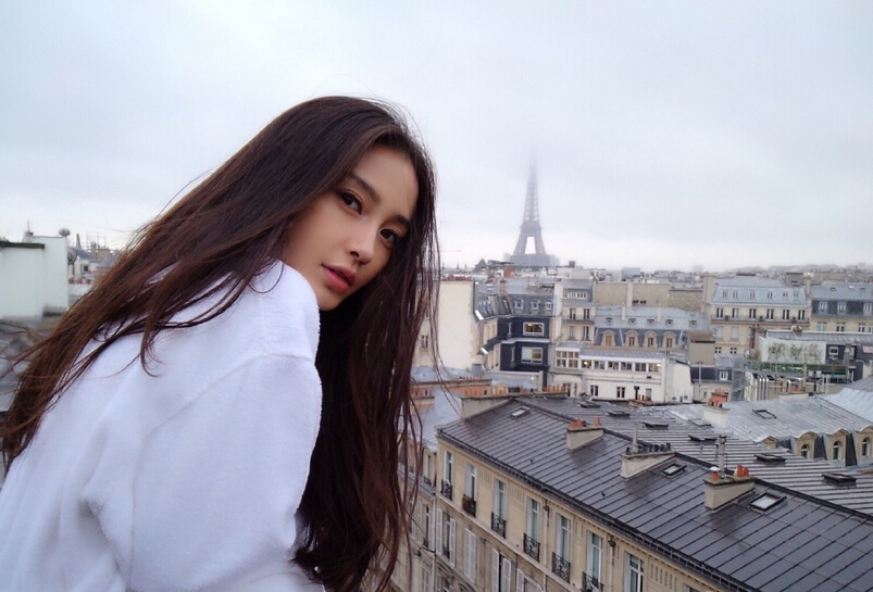 baby晒在巴黎阳台美照 穿浴袍嘟嘴卖萌