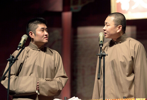 苗阜和王声在2014年北京卫视春晚上表演了相声《满腹经纶》之后迅速在