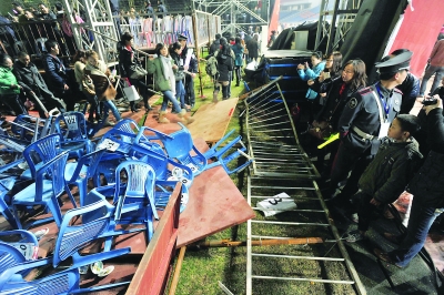 王菲重庆演唱会观众区坍塌