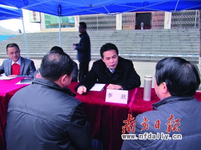 阳山县县长李欣正在询问群众反映的问题李细华 摄