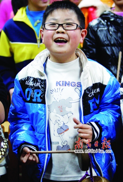 杏坛麦村小学,练习龙舟说唱的男孩.