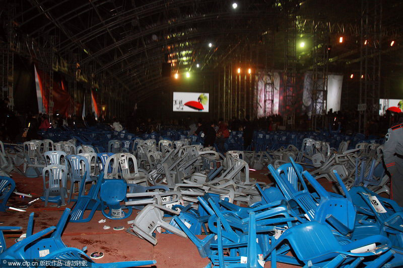 王菲重庆演唱会观众区坍塌全场观众疏散