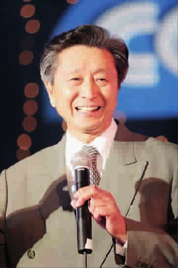 1960年时他与钟瑞前后脚进了中央人民广播电台的大门,同为播音员