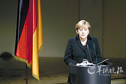 德国总理安格拉·默克尔23日向遭新纳粹团体"国家社会地下党"谋杀的