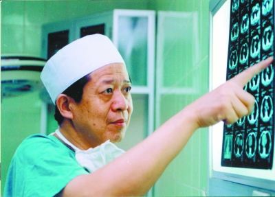 古稀老医生龙年开春展风华