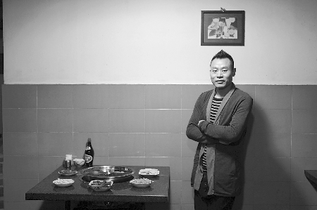 大石坝兄弟老火锅老板杨玉兰给试吃团网友加料矿火锅老板杨梦吟 本组