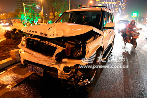 一辆价格不菲的路虎越野车被撞得面目全非.