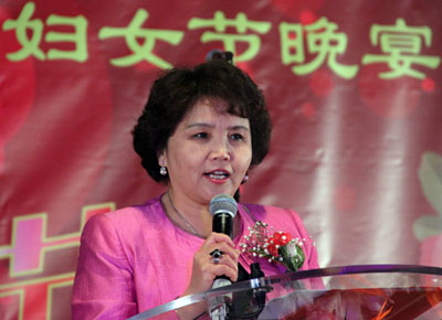 驻法国大使夫人王莺莺出席法华侨华人妇女联合会会庆暨庆祝三八妇女节