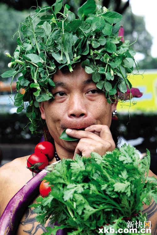 日前,一男一女两位"菜人"惊现广州街头,在体育中心