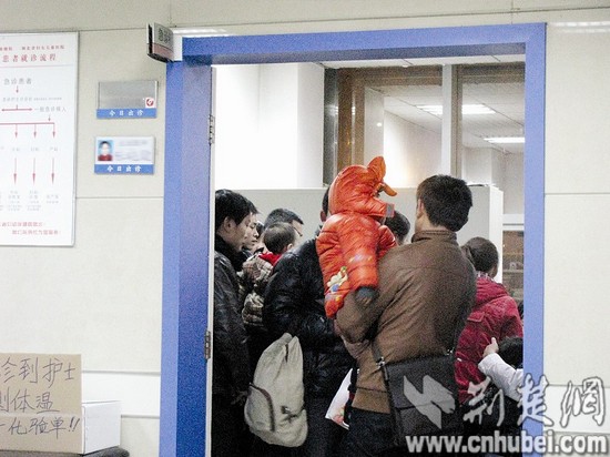 图为:前晚10点半,武昌某医院儿科急诊患儿扎堆
