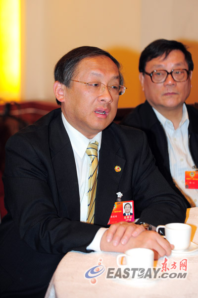 日前,全国政协委员,上海市政府侨办副主任蔡建国感慨