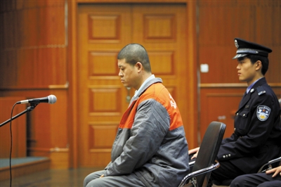 昨日,张先贵潜逃10年后,在法庭受审时,称对不起被害人.