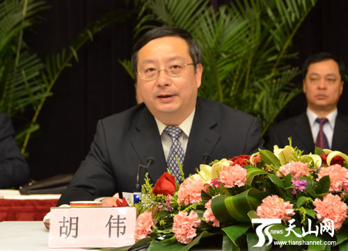 胡伟要求要积极推进新疆文艺事业全面繁荣