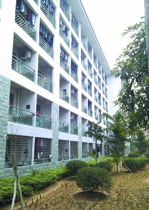 南国商学院一大学生翻宿舍阳台 不慎跌下6楼