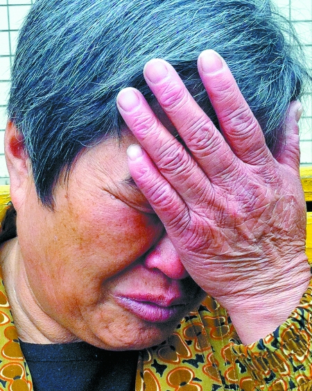 与老伴苦等数天挂不上号,崔改焕老人被难为得痛哭