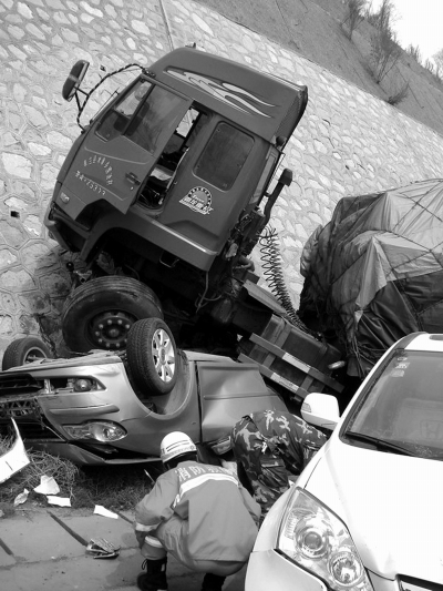 青兰高速两起车祸导致13辆车不同程度受损