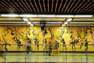 西安地铁设计极富传统文化元素,图为小寨站的唐风壁画.  新华社发