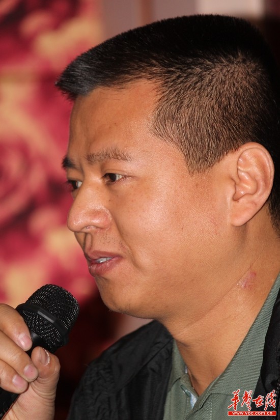 深圳市龙越慈善基金会理事长,"老兵回家"发起人孙春龙致辞.郑鹏 摄