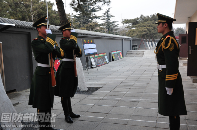 在班长带领下,两位礼兵温习举枪礼