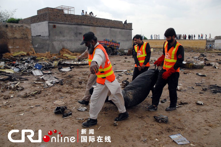 巴基斯坦空難遇難者親屬接收親人遺體高清組圖