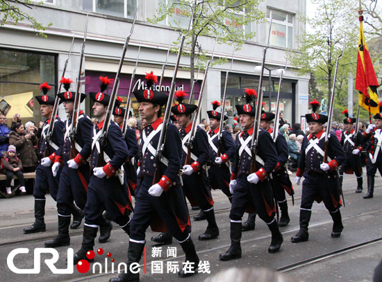 瑞士人喜迎春节游行庆典彰显历史传统组图