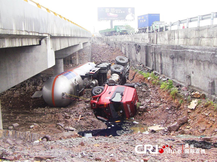 2012年5月13日上午,甬台温高速温州市茶山镇路段一运载易燃易爆气体的