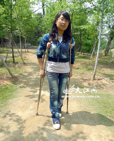 女大学生身残志坚 打工挣钱为父治病(图)