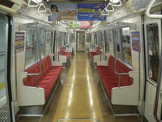 日本地铁座椅根据人群需要设置不同颜色