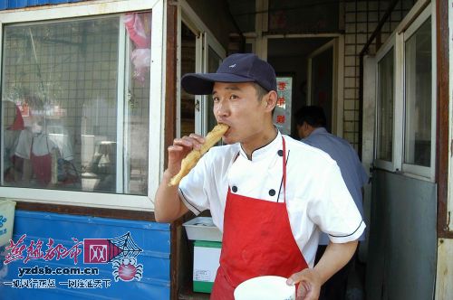 除此之外,小店蓝色的墙上,刘洪安还将肉眼鉴别地沟油,复炸油的方法