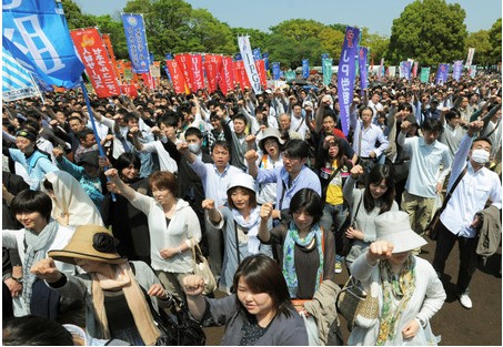 東京3萬工人集會慶祝五一勞動節 日本首相出席