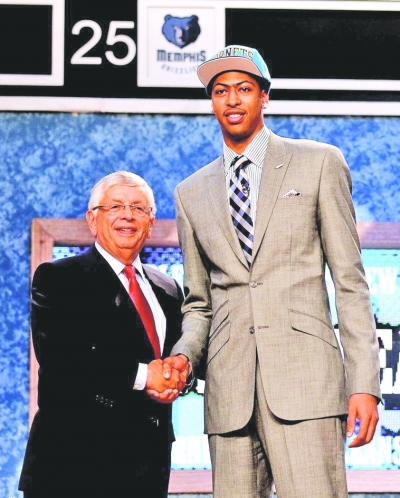 戴维斯成状元昨天,在2012年nba选秀大会上,拥有首轮第一顺位的