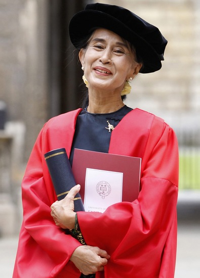 昂山素季20日接受了牛津大学的荣誉博士学位.