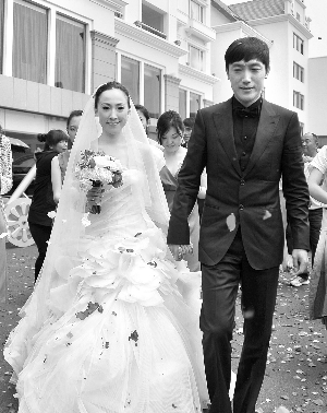 宿茂臻孙继海李霄鹏早报讯 昨日,昔日的"追风少年"曲波结婚了.