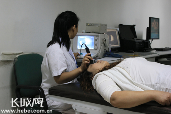 为患者检查眼病.张兆丹 摄