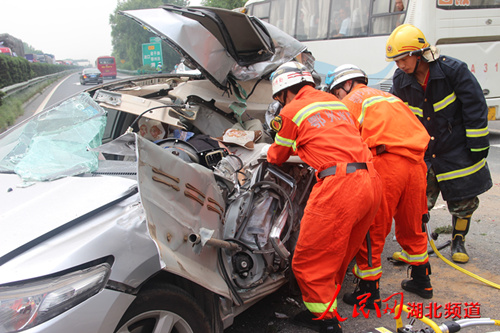 武黄高速鄂州段六车连续相撞致1死多伤