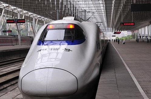 6月26日,西安北至延安动车组试运行列车停靠在延安火车站 新华社