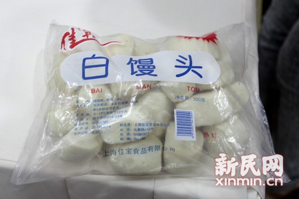 标注为"上海佳宝食品有限公司"生产的白馒头,包装袋上的生产日期为
