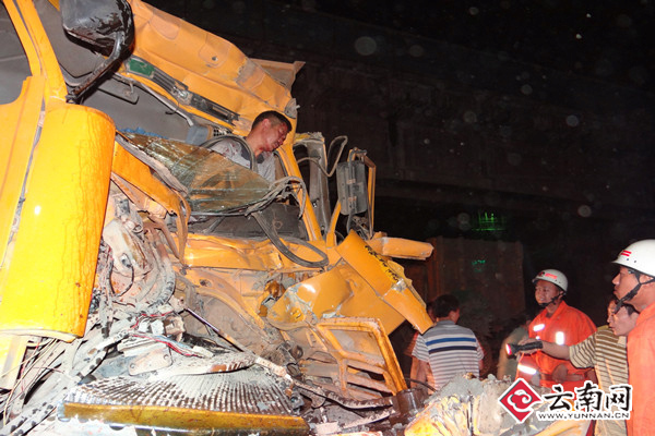 兩輛渣土車昆石路追尾相撞1人被困車內圖